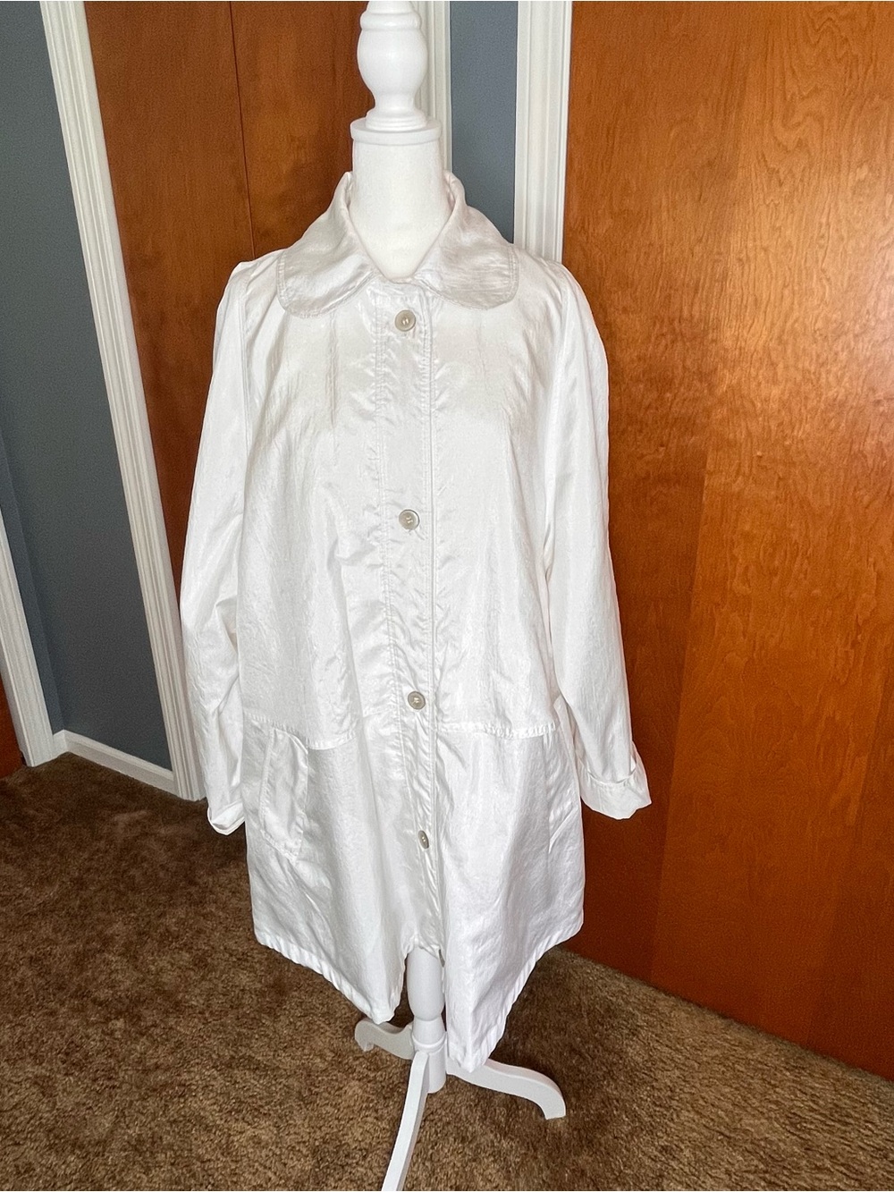 Utex Vintage 90s White Pearlescent Button up jacket. Women’s size large.